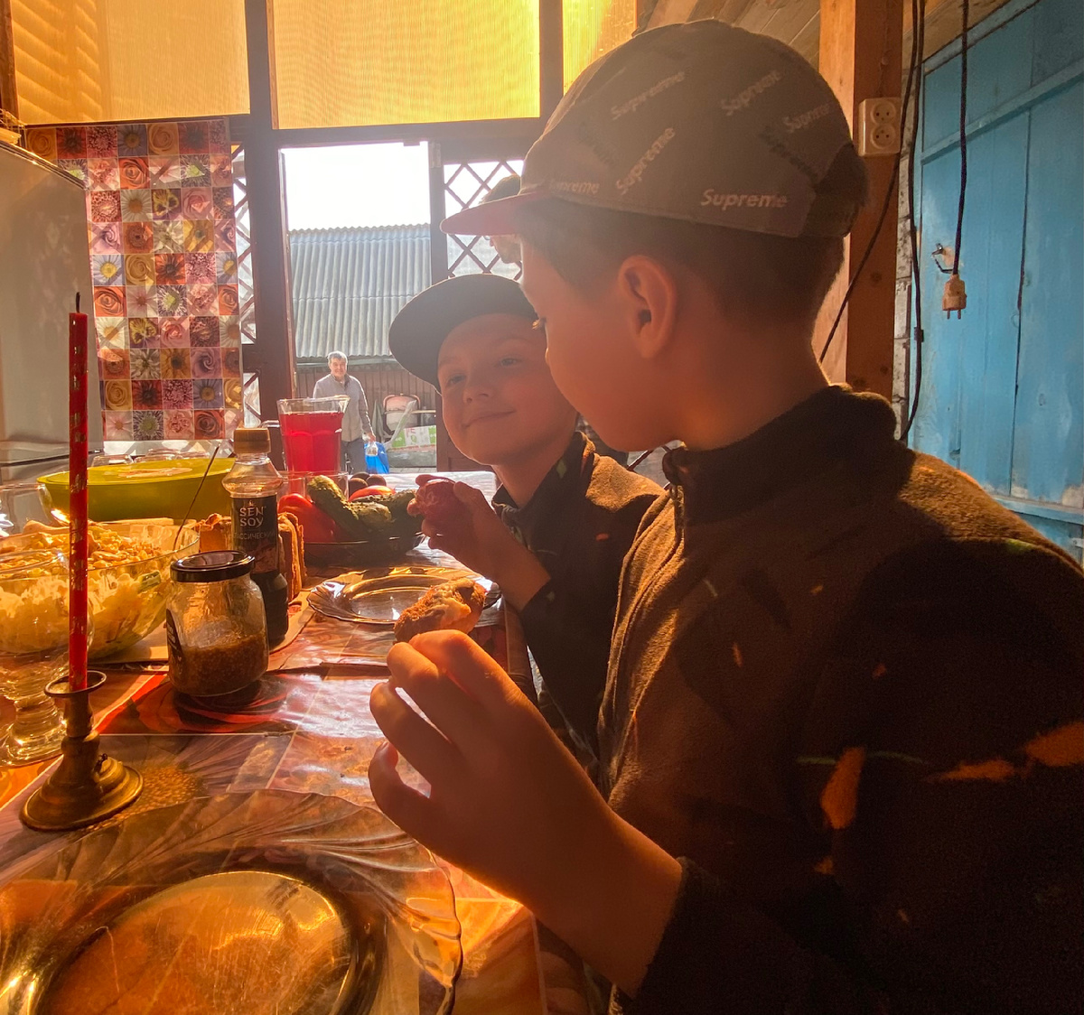 Близнецы в гостях на Пасху