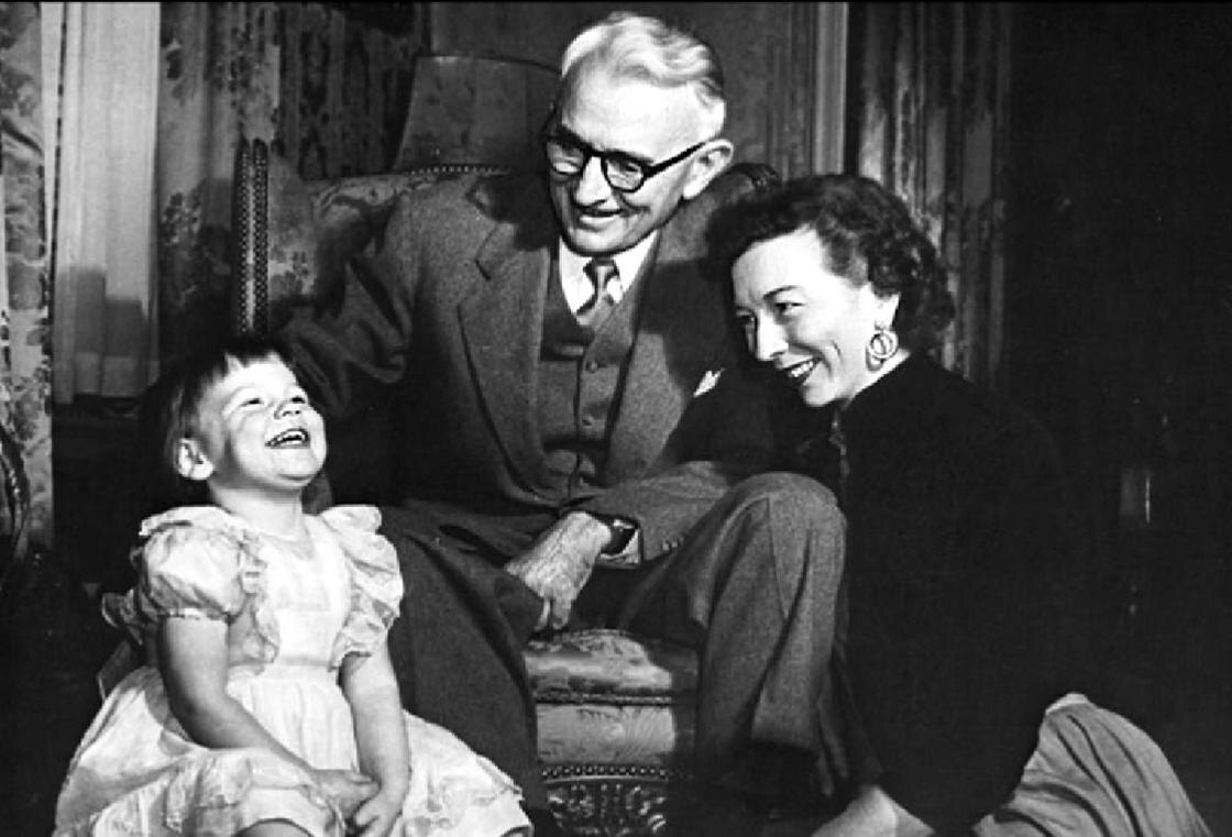 Архивное фото Карнеги с семьёй