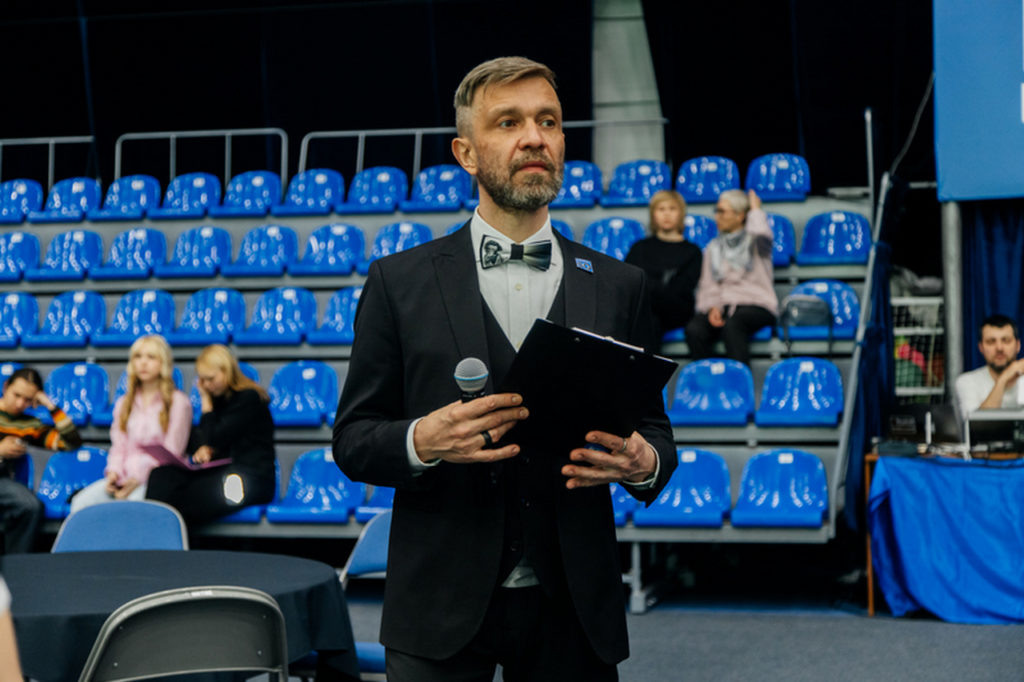 Ведущий Дмитрий Авдеенко внимательно следит за знатоками, чтобы они не пользовались сотовыми телефонами. Во время игры это запрещено, о чем он не раз всех предупреждал.