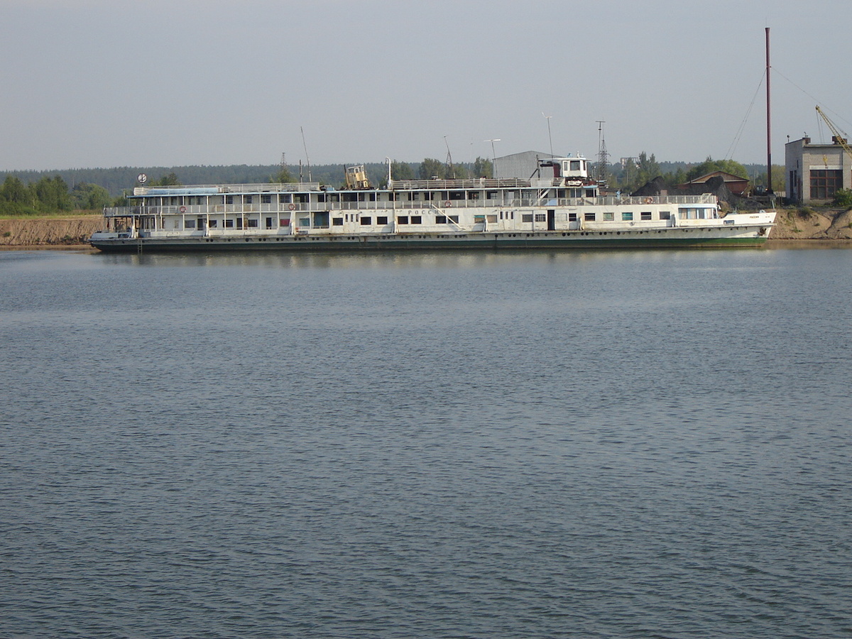 Теплоход "Россия" на приколе у Савелова, 2006