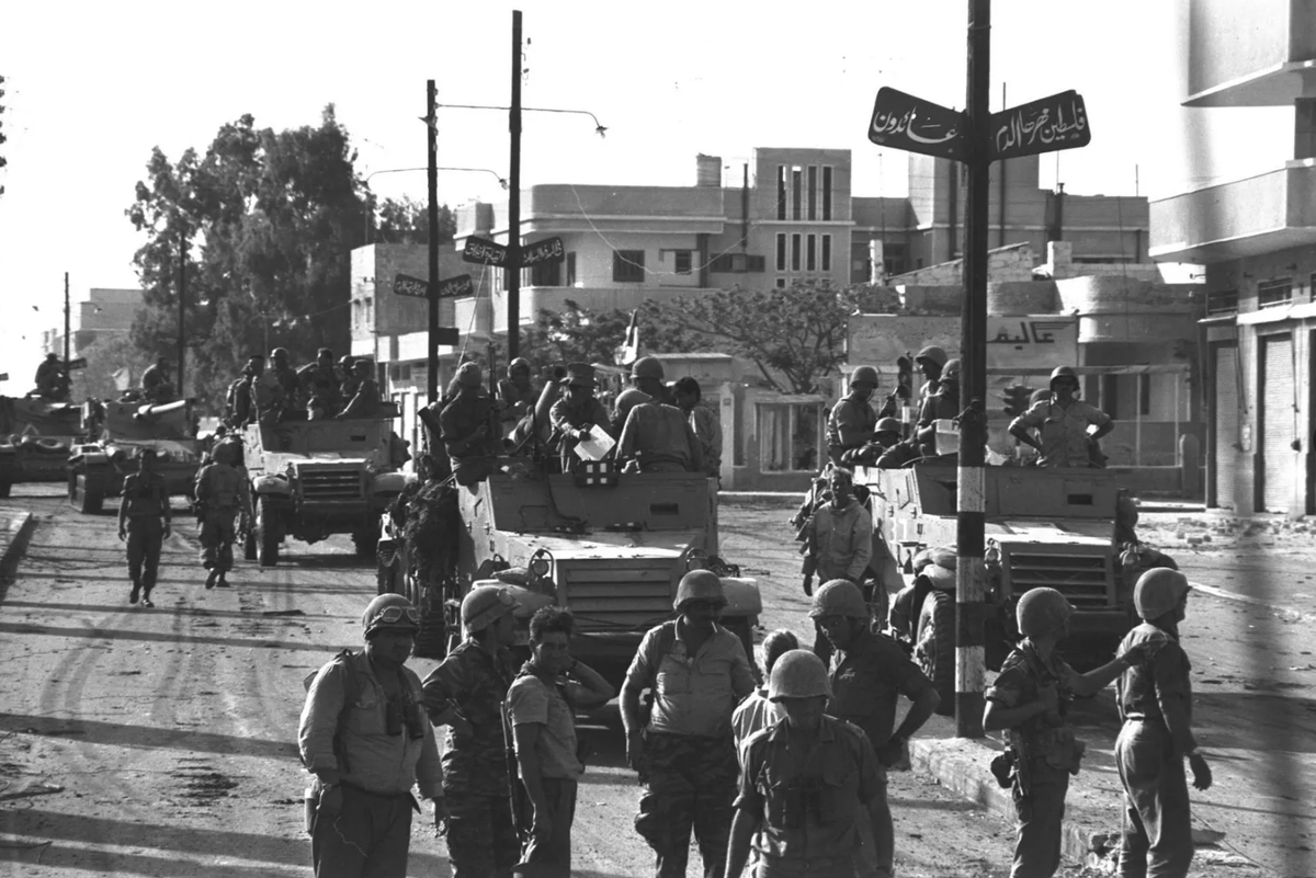 Шестидневная война в Газе. Израильское бронетанковое подразделение входит в Газу.