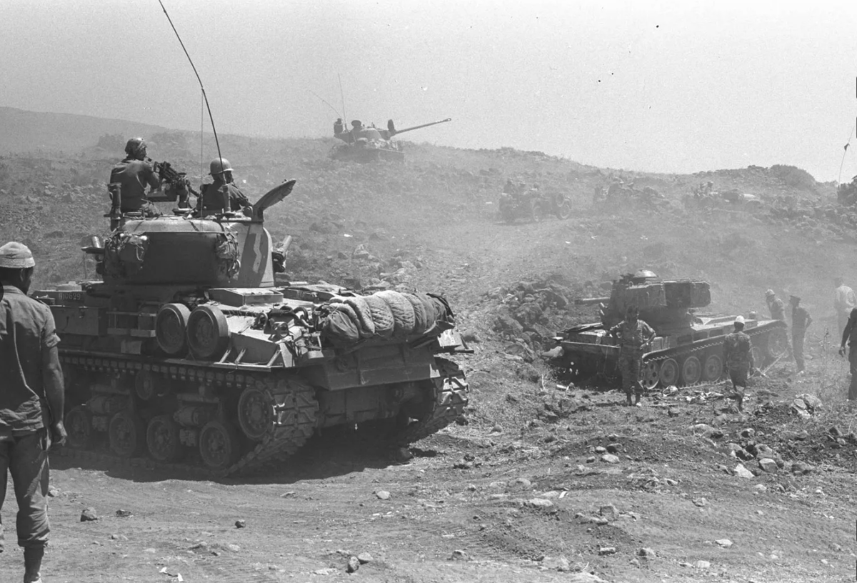 Шестидневная война на Голанских высотах. Израильские танки, наступающие на Голанские высоты во время Шестидневной войны между арабскими и израильскими войсками, 10 июня 1967 года. 