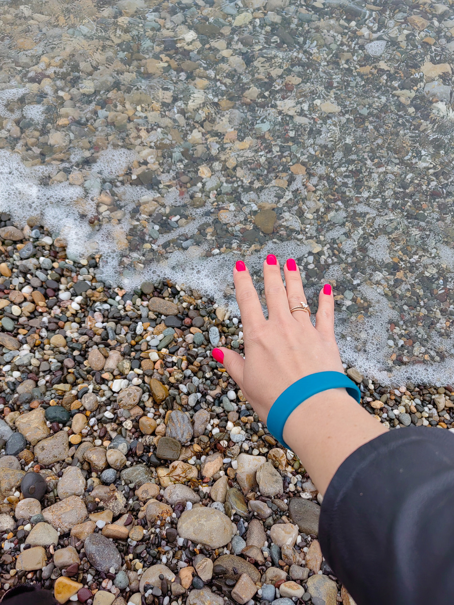 Ходила здороваться с еще пока прохладным морем. Но хоть погладила его. Это лето пропущу(