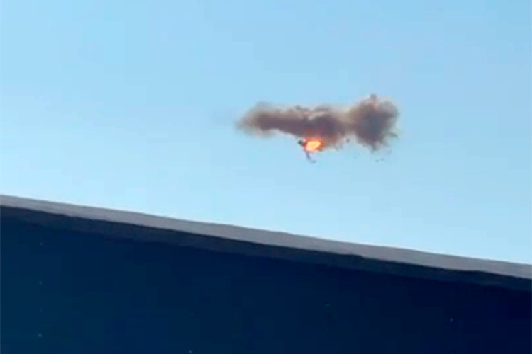    При атаке был использован украинский дрон-камикадзе на базе легкомоторного самолета, отмечает телеграм-канал «Военный осведомитель» со ссылкой на видео из соцсетей.   
Фото: стоп-кадр видео из социальных сетей