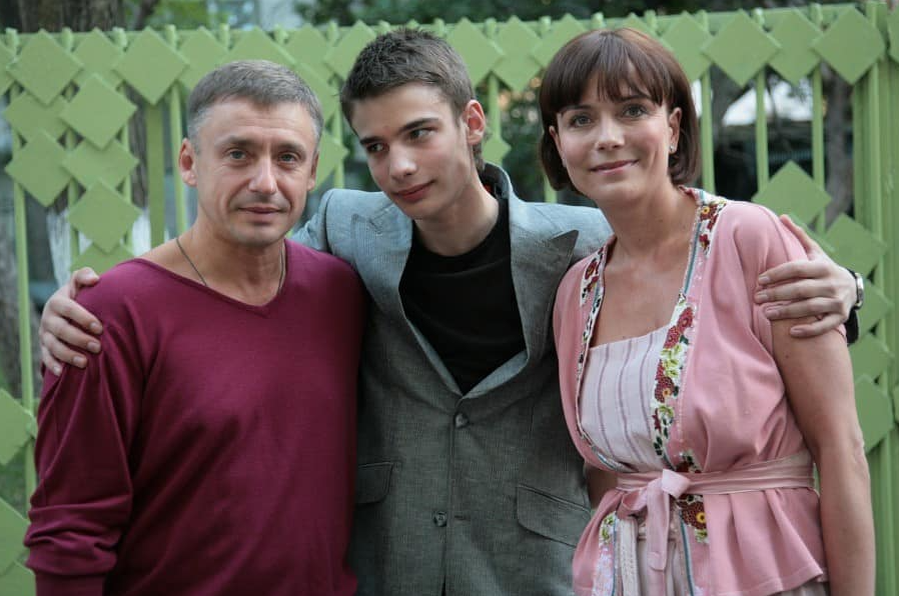 Антон Табаков и Екатерина Семёнова с сыном 