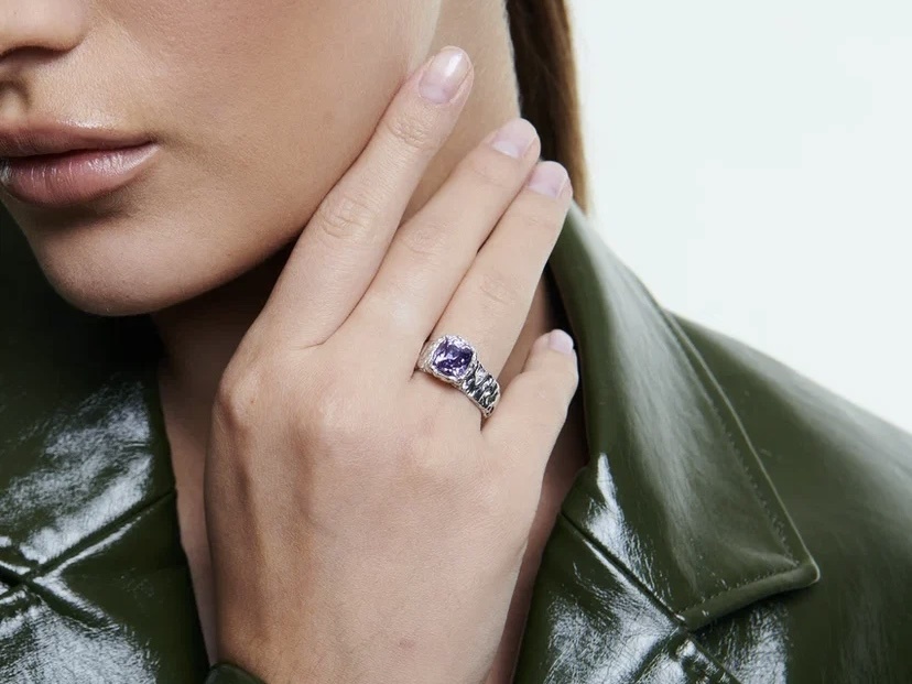 Кольцо из белого золота с шпинелью. В наличии в 18GEMS. 