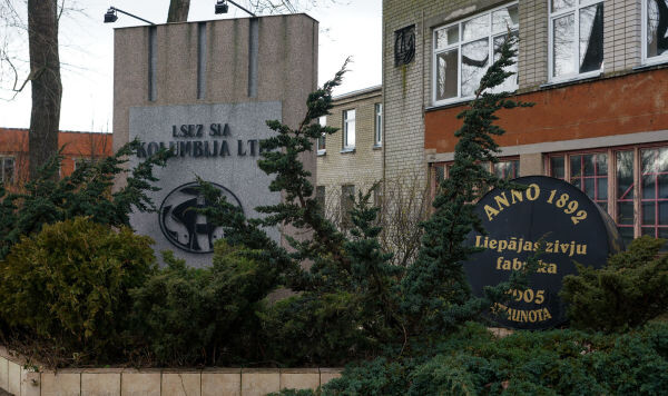 Памятник консервам возле административного здания завода Kolumbija Ltd © Sputnik