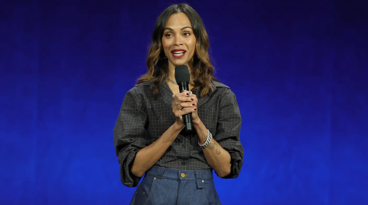 Зои Салдана выступает на сцене в поддержку предстоящего фильма "Элио" во время презентации студии Уолта Диснея на CinemaCon в Колизее в Caesars Palace в Лас-Вегасе 3 апреля 2025 года.