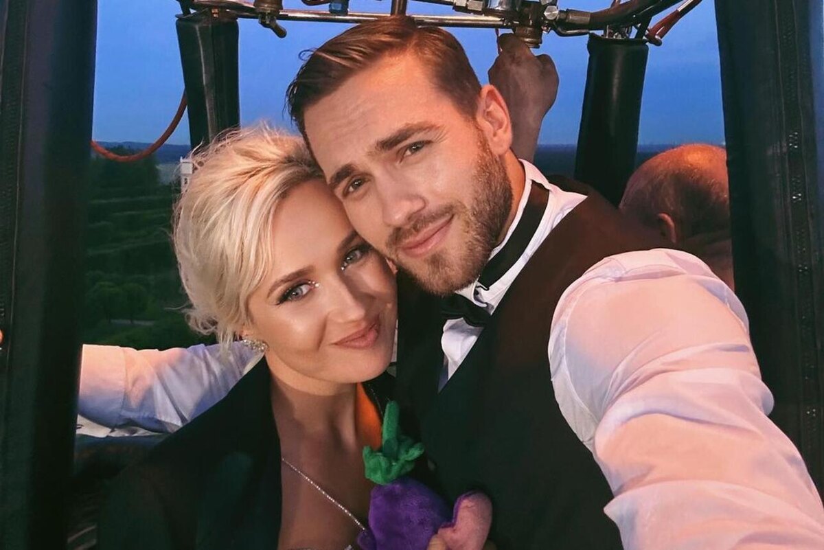    Клава Кока и победитель проекта Александр Поверин Социальные сети