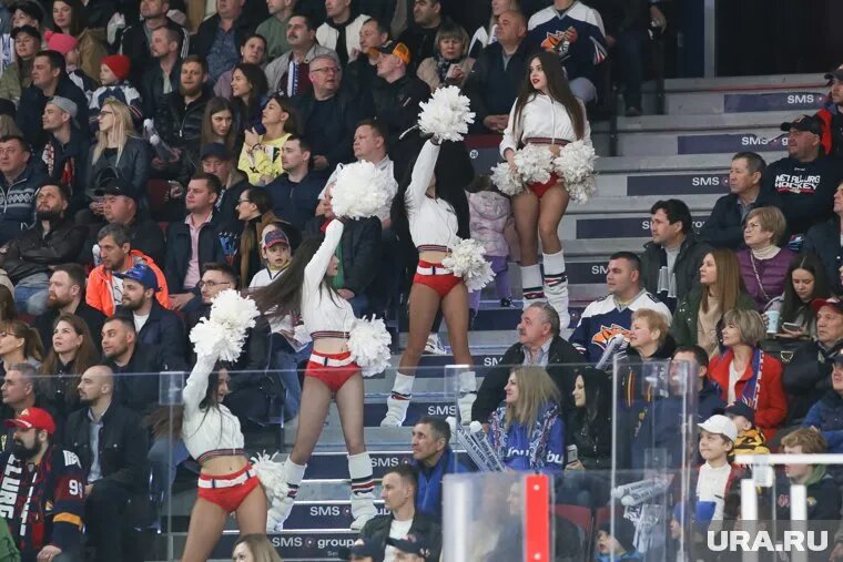 Джамшид бросил с трибун на лед бумажную хлопушку. Фото: Илья Московец © URA.RU