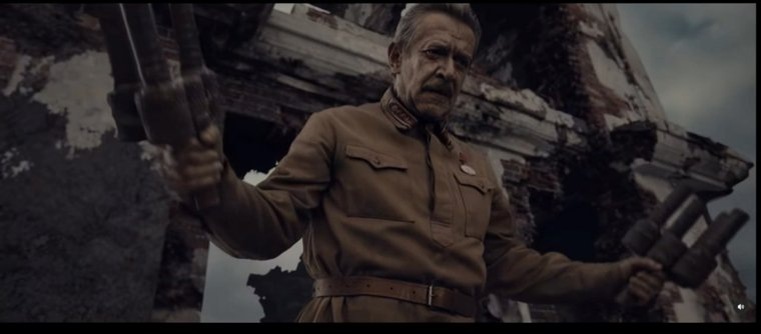 За спиной Машкова Брестская крепость, которую создал челябинец Дмитрий Черкасов. Фото: Скрин с трейлера фильма «В списках не значился»