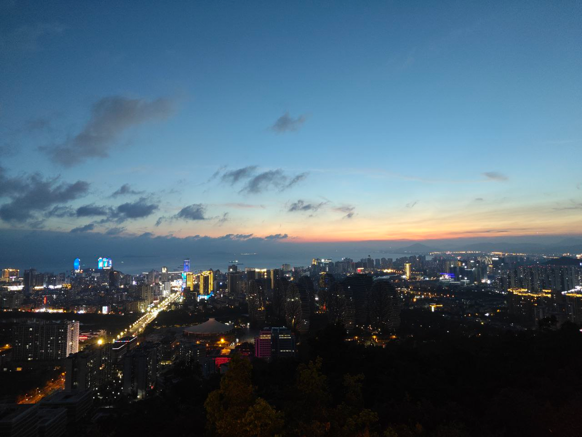 Вид на ночную Санью.