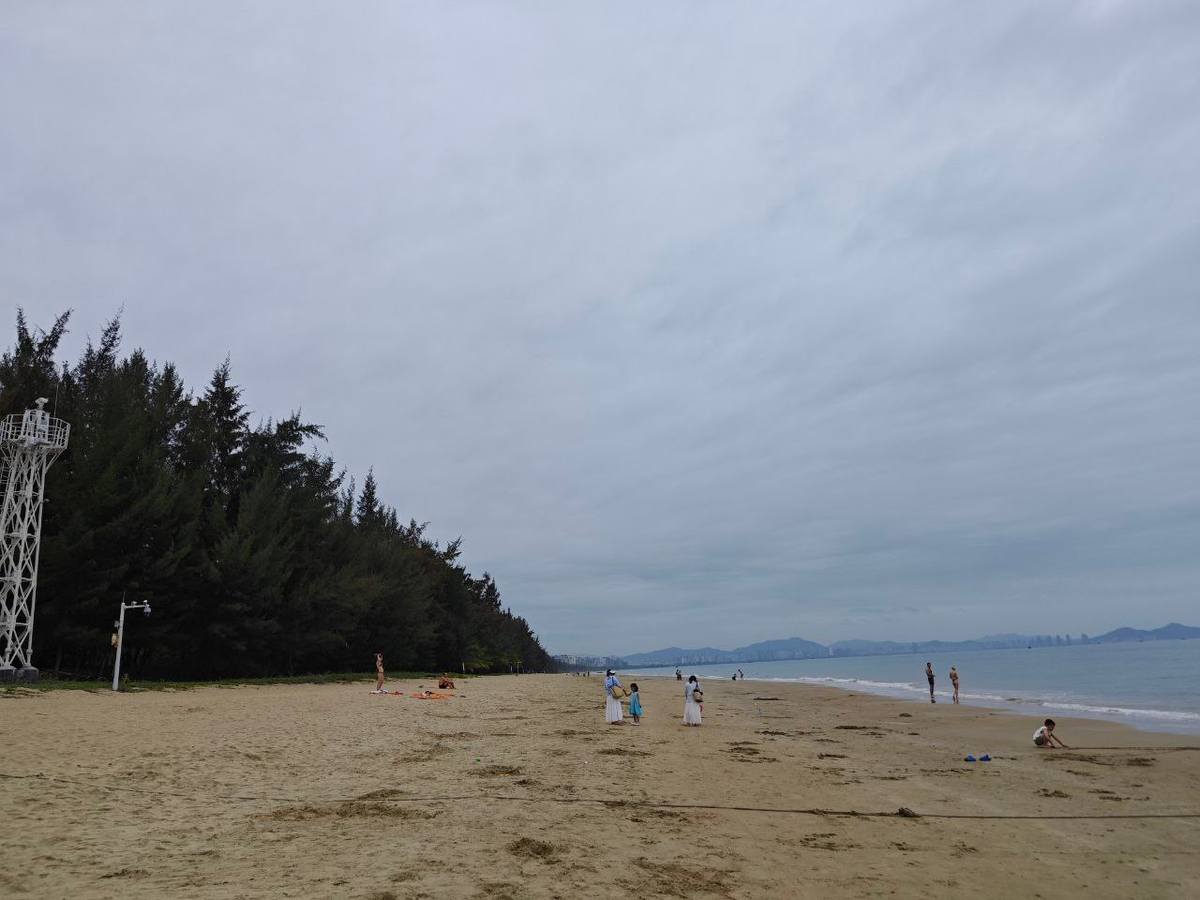 Шикарный пляж, куда китайцы приходят исключительно пофоткаться.