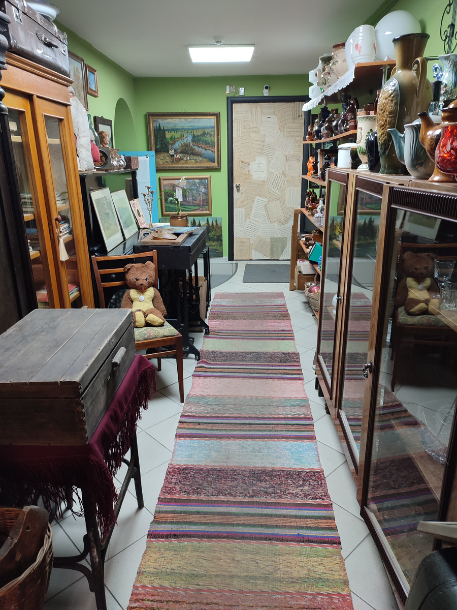 Вот для чего бахилы нужны, ковры везде лежат!