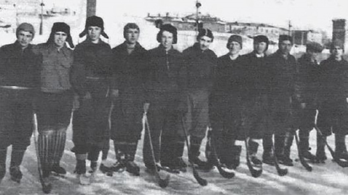 Хоккейная команда КМЗ. Крайние слева – Федор Базаев, Вячеслав Лукин. 1951
