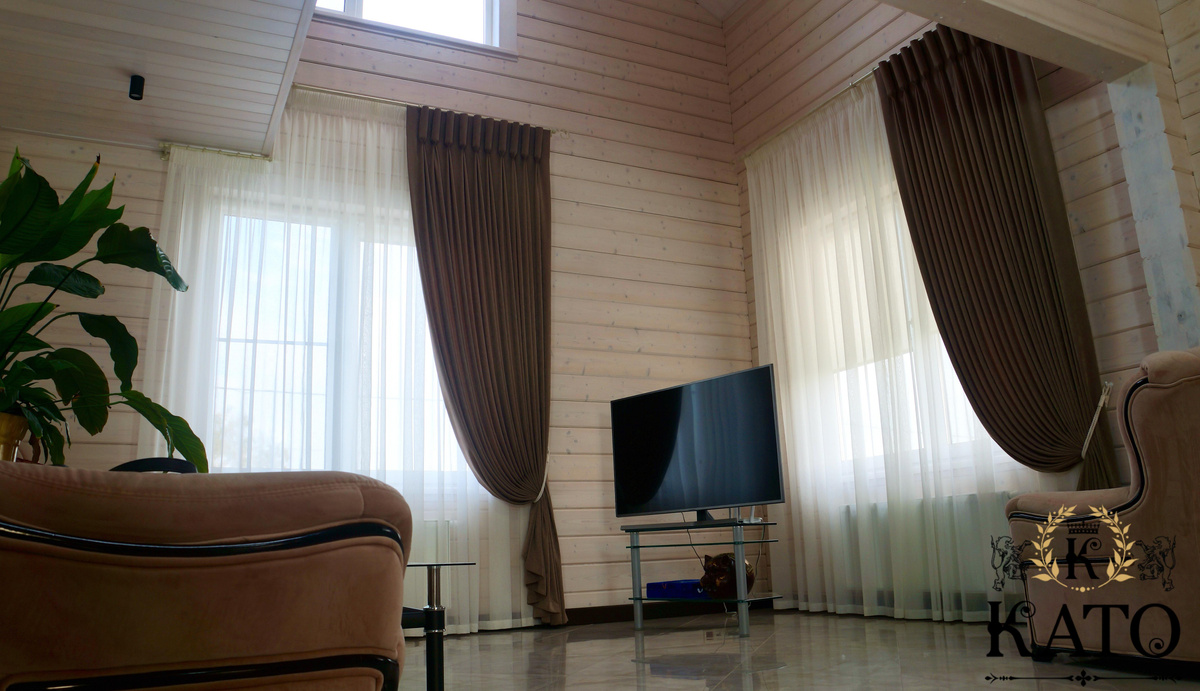 Как украсить нестандартные окна в загородном доме шторами?