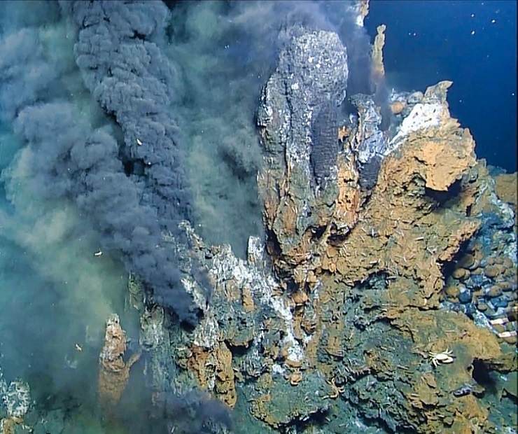 Гидротермальный источник "черный курильщик". Фотография из интернета