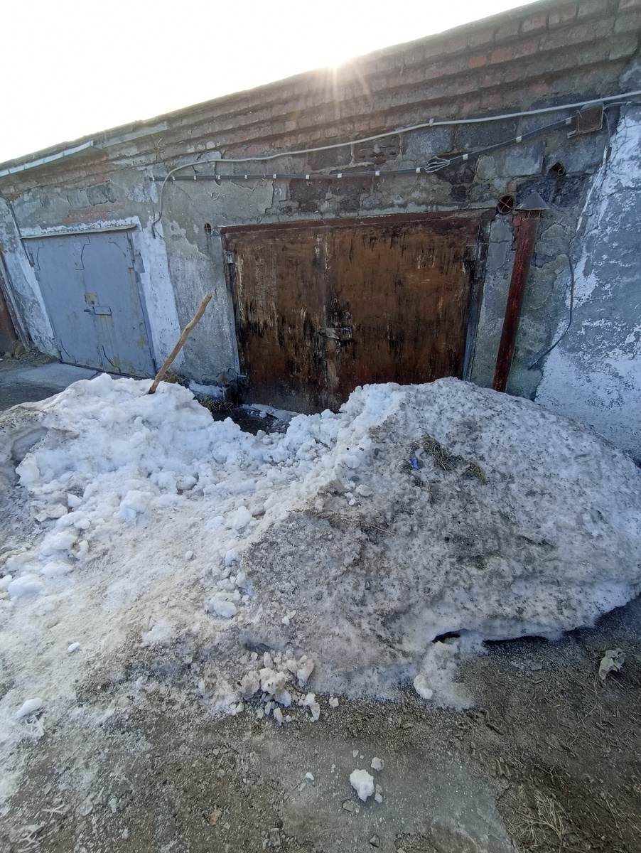 Так сильно хотел очистить снег перед воротами, что даже не сфотографировал, сколько его было.