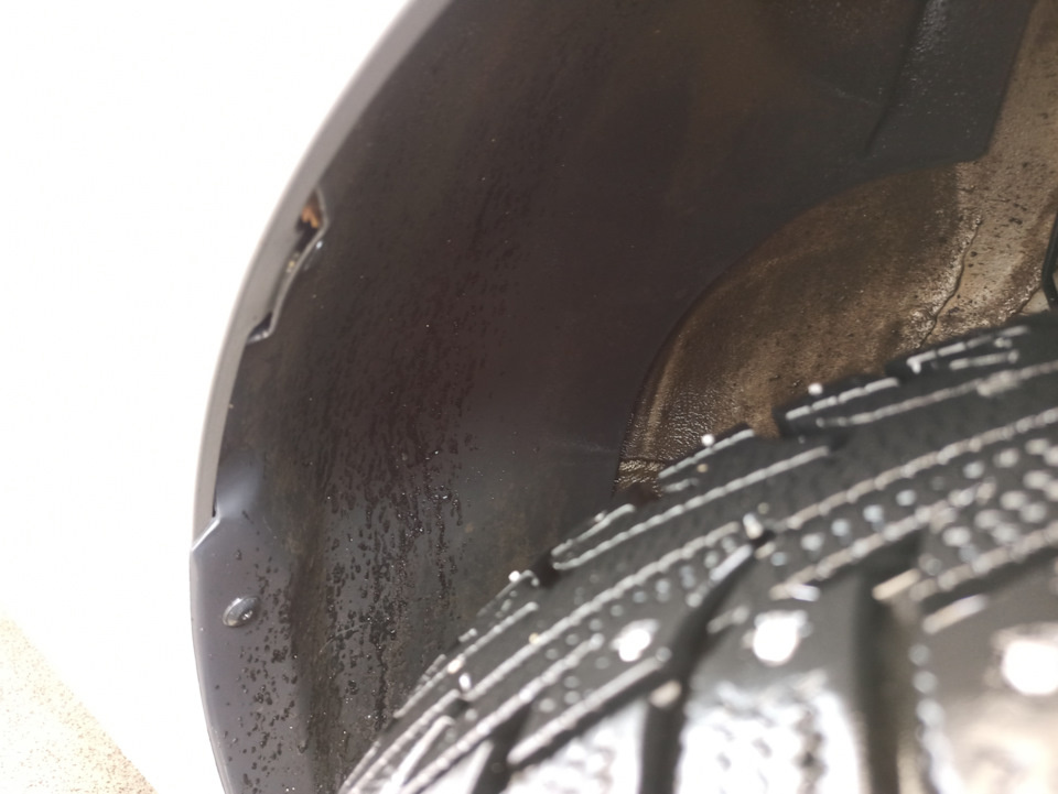 Битум на передних подкрылках