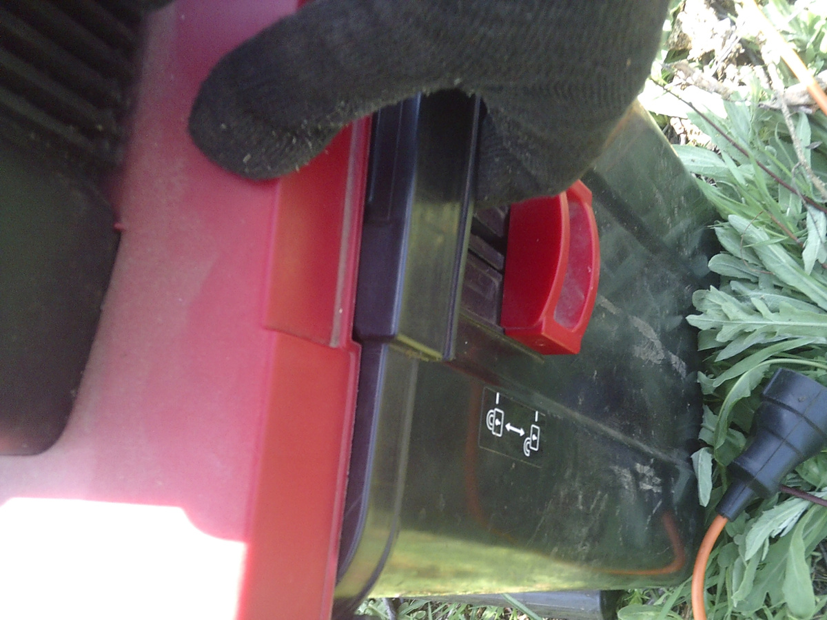 Затем необходимо вынуть контейнер "на себя" за специально предусмотренную для этого ручку