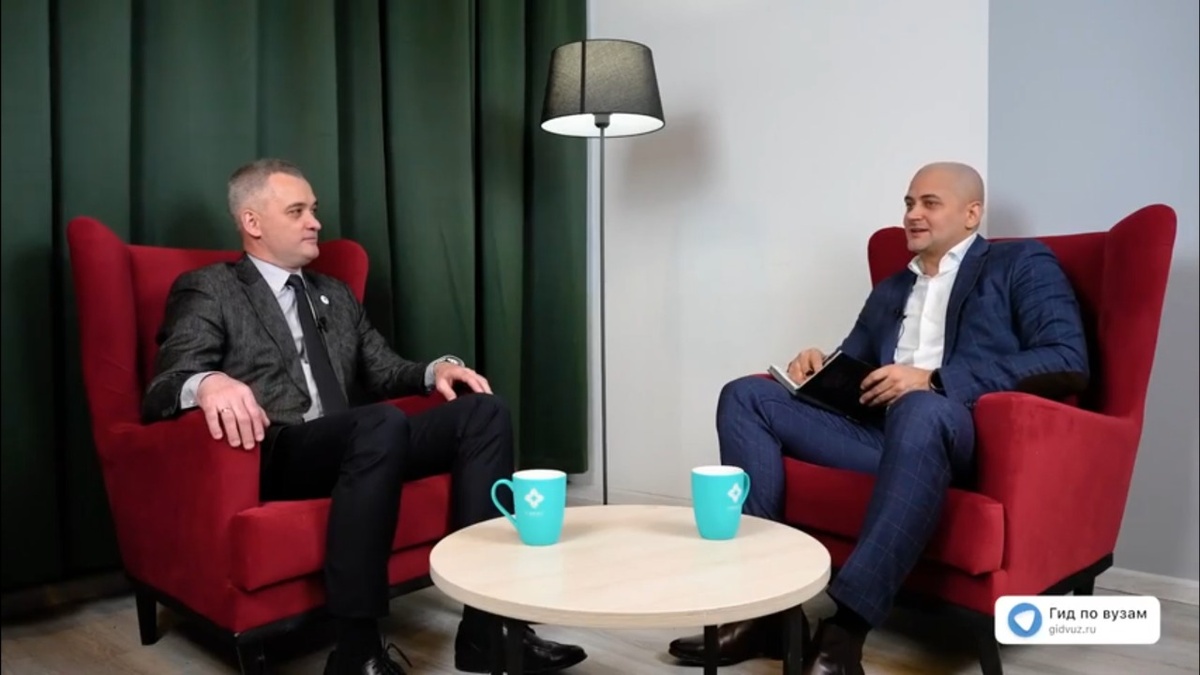 Интервью в Санкт-Петербургском государственном институте кино и телевидения (СПбГИКиТ): слева – декан факультета медиатехнологий, к.ю.н., Петр Иванцов, справа – главный редактор СМИ «Гид по вузам», к.п.н., Роман Гетц.
