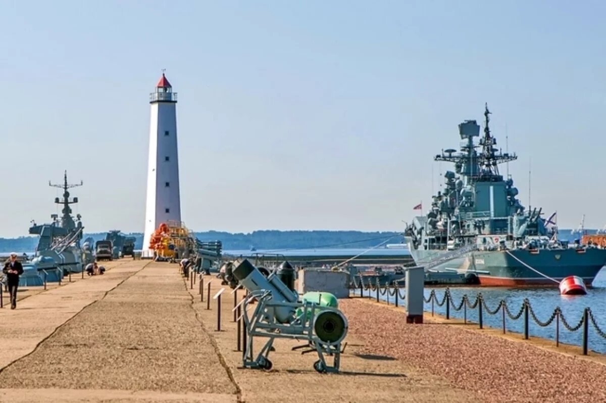    Вход в Петровский канал Кронштадта освещает последний в мире действующий деревянный маяк.