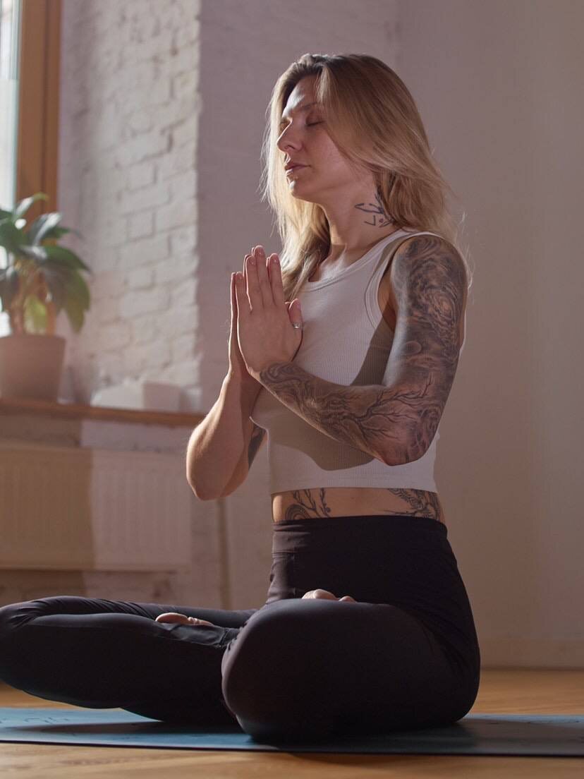 
Меня зовут Олеся Чернокалова. 
Более 13 лет длится мой роман с йогой и более 6 лет я преподаю.

Преподаю несколько направлений:

 - хатха йога
 - Инь йога 
 - Йога нидра 
 - Медитации с тибетским поющими чашами 

Также являюсь лектором на проф курсе для преподавателей йоги от Yoga Space Moscow.

Первый контакт с йогой у меня случился в 16 лет, благодаря моему папе. 
С тех пор были периоды, когда я много и активно практиковала, и когда я не практиковала вовсе, пока, наконец, этот маятник не перестал так активно раскачиваться и я нашла оптимальную скорость, частоту и нагрузку для себя. 

С 2019 года я начала свой путь преподавателя. Этому предшествовало обучение в Yoga Teacher Training Raj School на Гоа и в Федерации йоги России под руководством Сергея Репина.