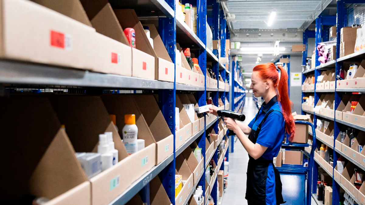 Сотрудник легко находит нужный товар, потому что он хранится в определенном месте на складе