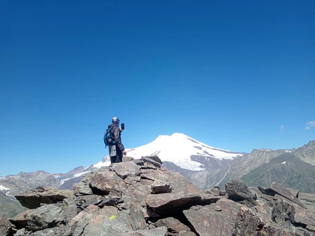 В ясную погоду с пика Иосифа Кахиани виден Эльбрус. Мое фото от июля 2024 года.