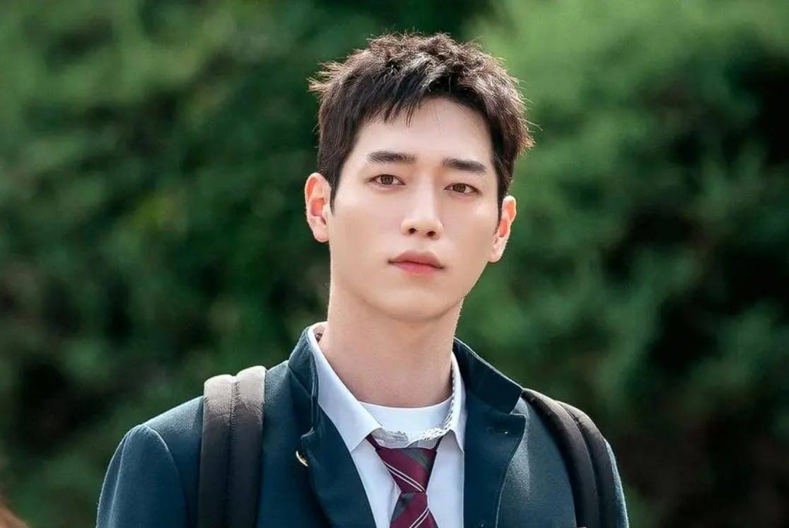 Кадры из дорамы. Агент. Он же школьник.