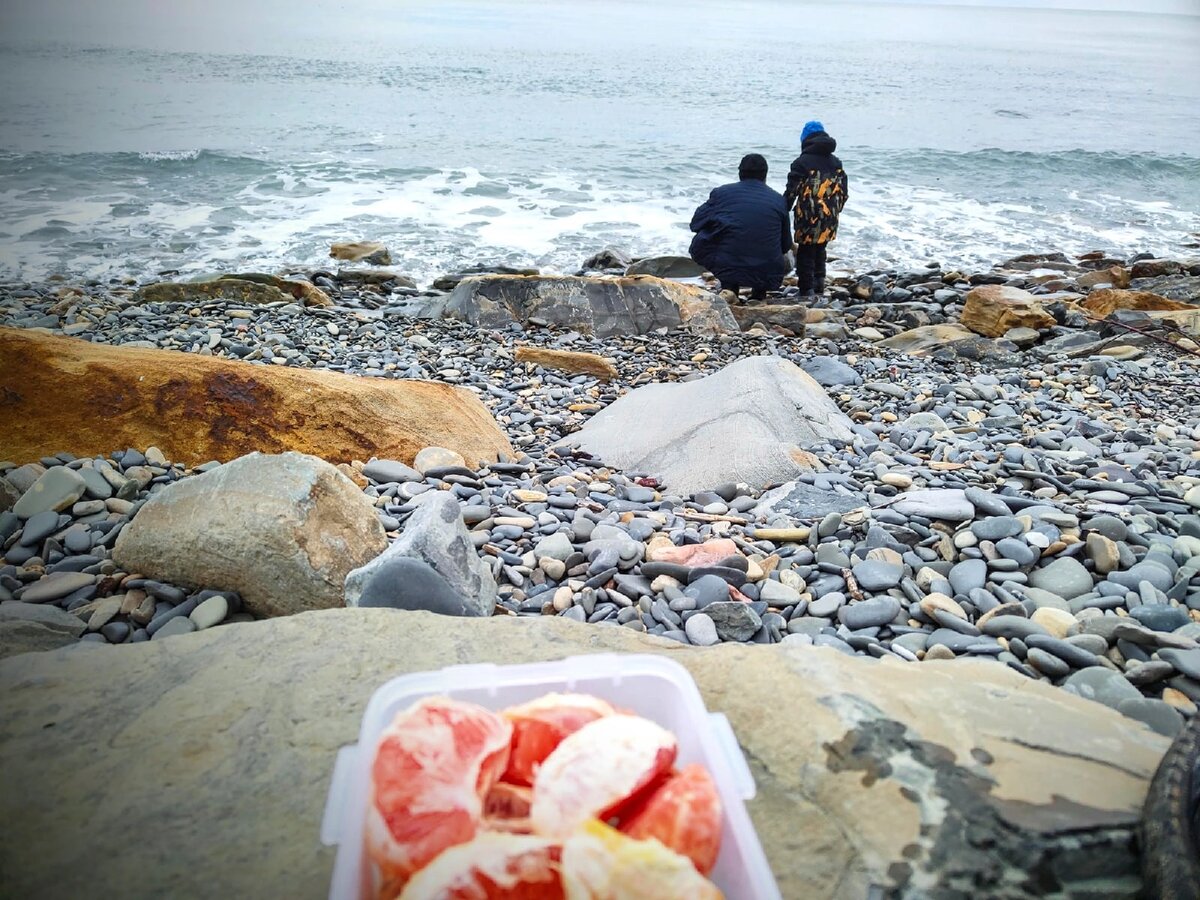 У моря с Димой и Михаилом, спускались сюда по крутому спуску, по скале, Михаил постоянно помогал нам спускаться