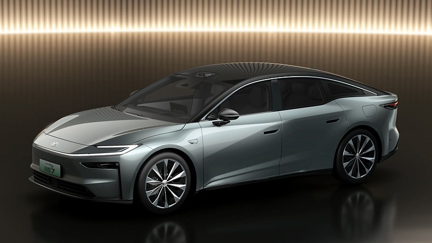    На фото: новый седан Toyota bZ7