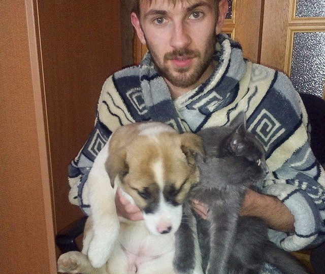 23-летний пермяк спас щенка, которого привязали к тяжелому камню посреди трассы