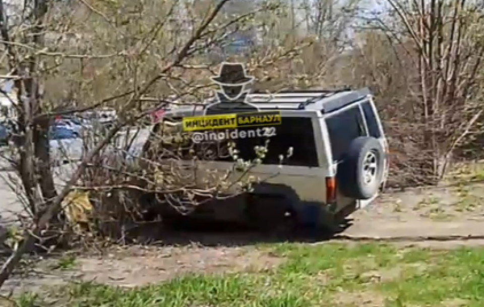    У автомобиля в Барнауле отлетело колесо. Источник: Кадр из видео