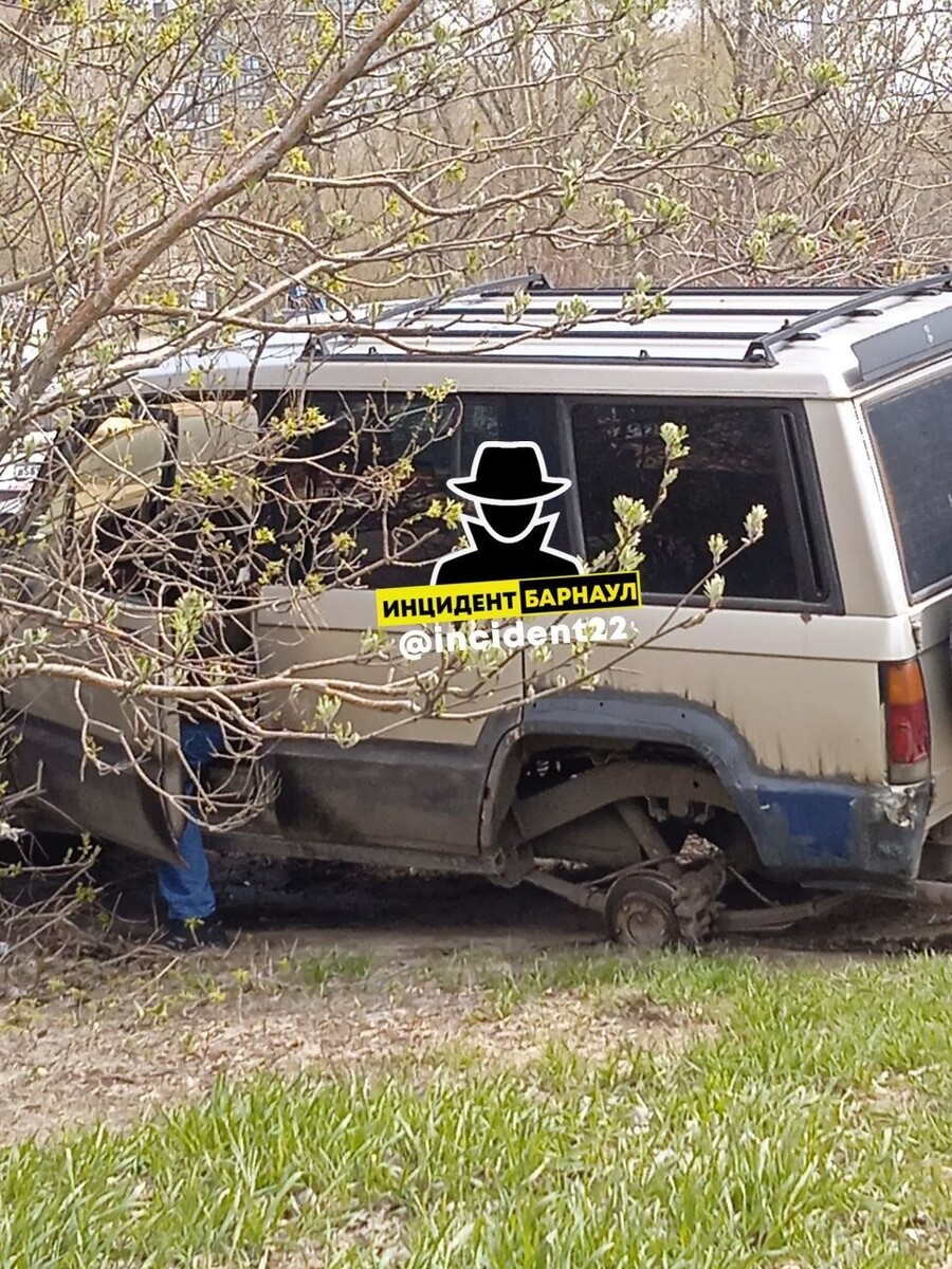    У автомобиля в Барнауле отлетело колесо. Источник: Кадр из видео