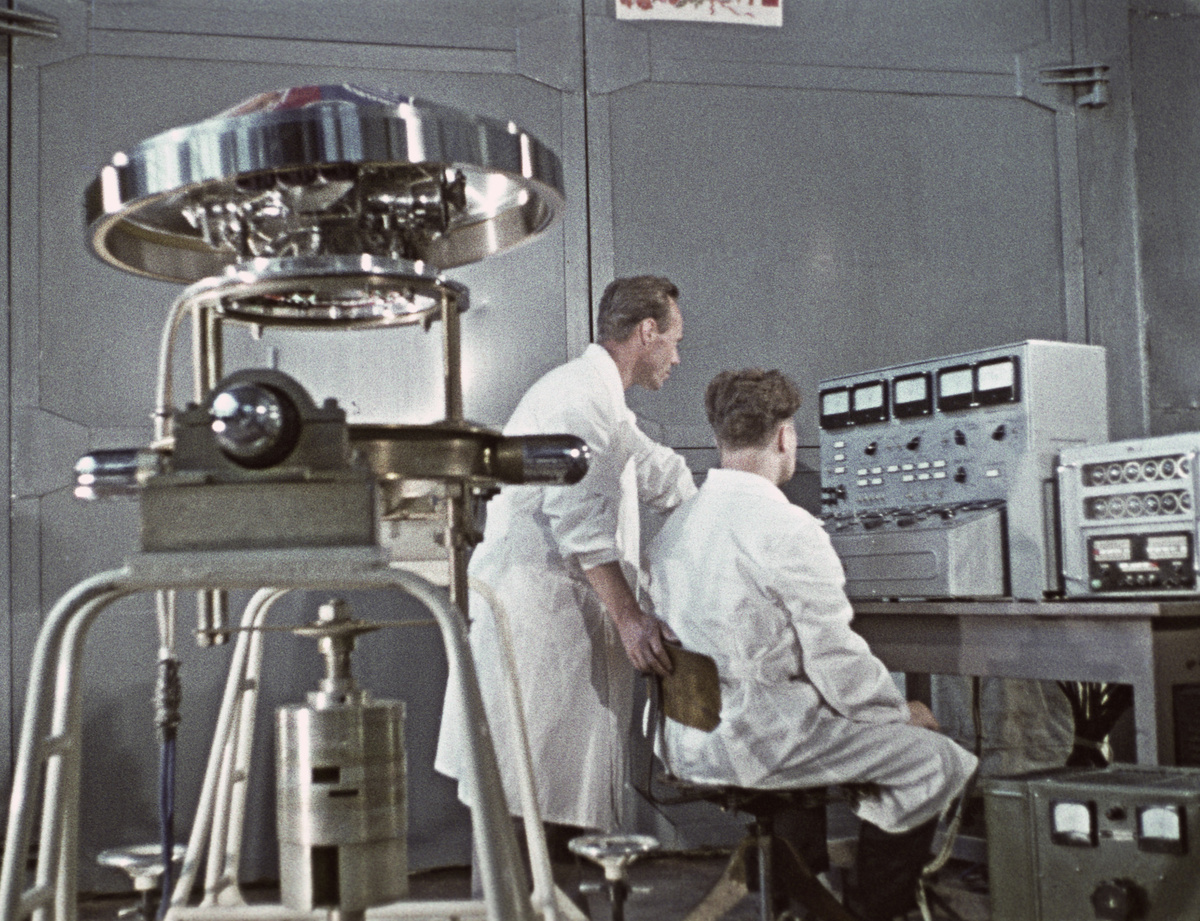     Проверка работы гиросилового стабилизатора советского спутника связи «Молния-1». Кадр из кинофильма «Космический мост» / РИА Новости