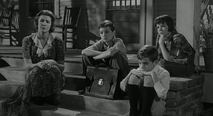 Кадры из фильма "Убить пересмешника" (1962).