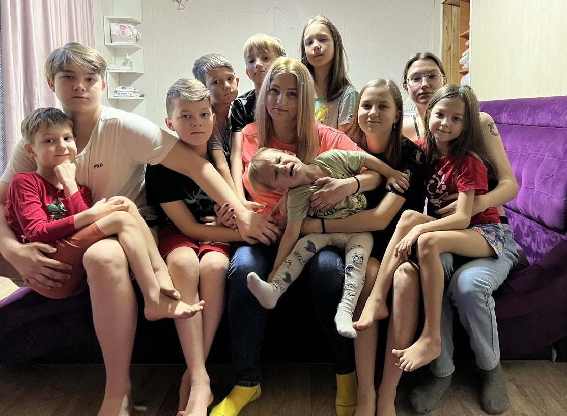 Дети в 11ый раз провожают в роддом