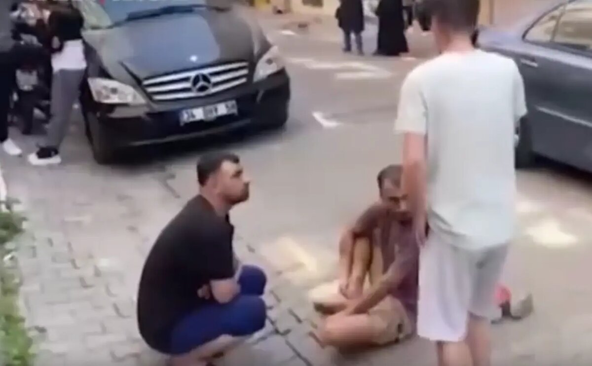    Мужчина, выпрыгнувший из окна во время землетрясения и сломавший ногу. Фото: стоп-кадр видео из соцсетей