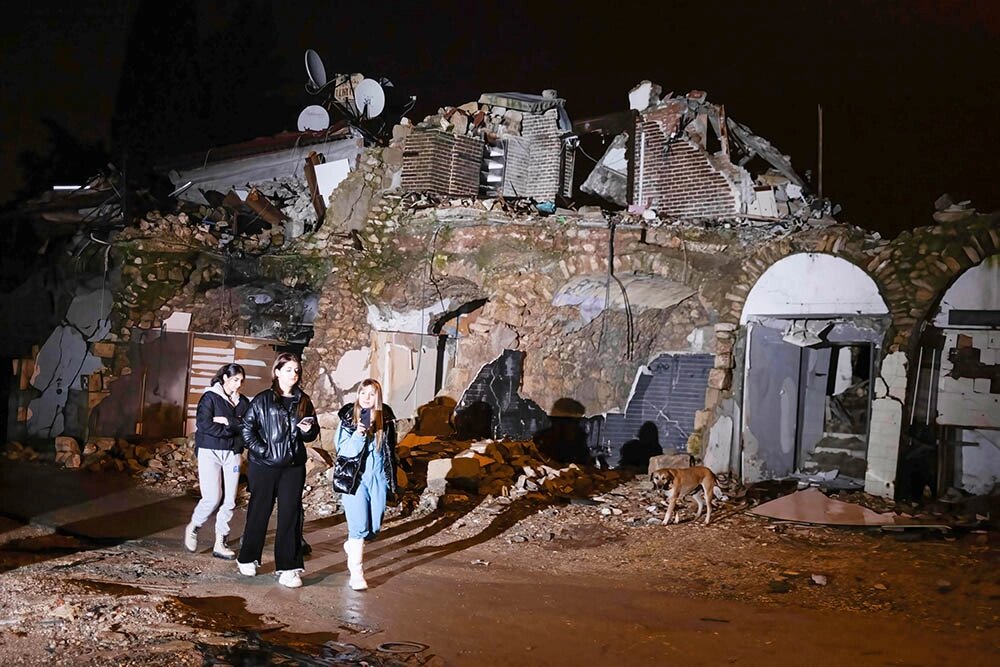    Жители домов переждали землетрясение и выбежали на улицу. Фото: www.globallookpress.com