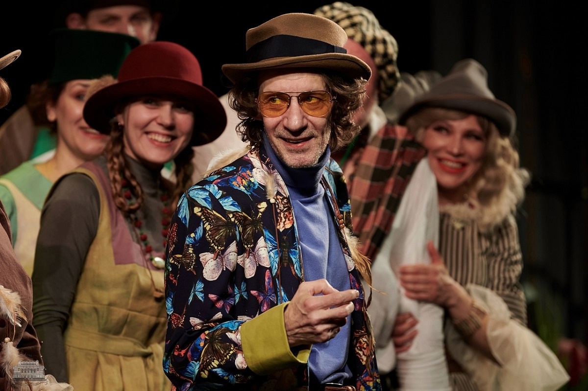    Александр Сучков в роли всесильного продюсера, изменившего жизнь острова