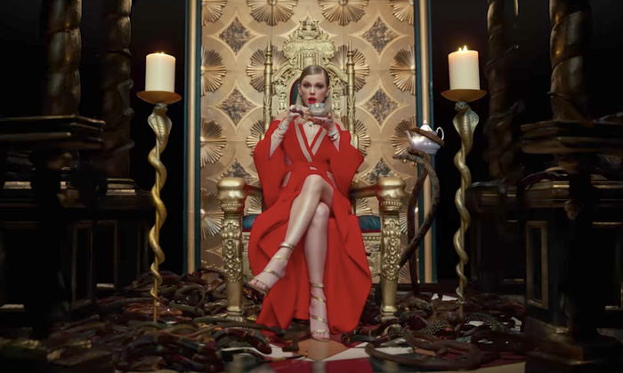 Look What You Made Me Do | в этом клипе Свифт словно предстаёт новой, более дерзкой, чем раньше. На золотом троне есть надпись Et Tu Brute. Эта фраза, использованная в пьесе Уильяма Шекспира "Юлий Цезарь", рнаьше бы не очень подходила эстетике Свифт, но в этом видео-мести она на своём месте