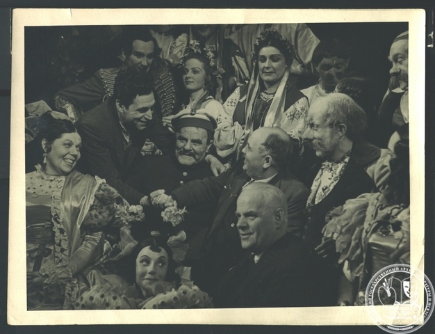 Фотография труппы театра после показа спектакля «Шельменко-денщик». Среди присутствующих: В.А. Голдфельд, Н.В. Петров, Г.П. Юра и др. 1946 г. РГАЛИ. Ф. 2358. Оп. 1.