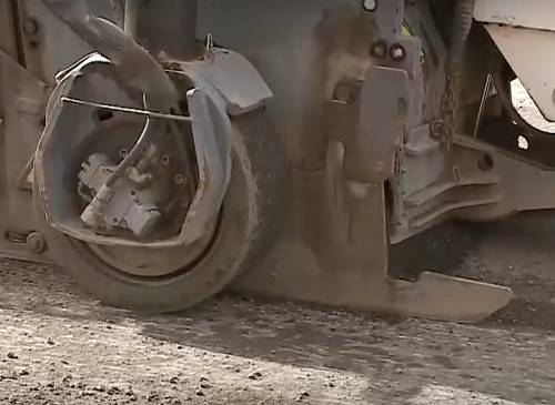     На некоторых улицах Красноярска начали снимать почти новый асфальт