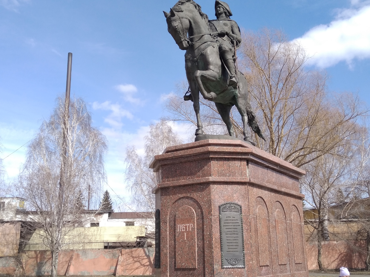Памятник первому императору Российской империи Петру I в сквере Леонида Гаркавого. Памятник был установлен в 2010 г. в честь 300-летия со дня основания Бийска.