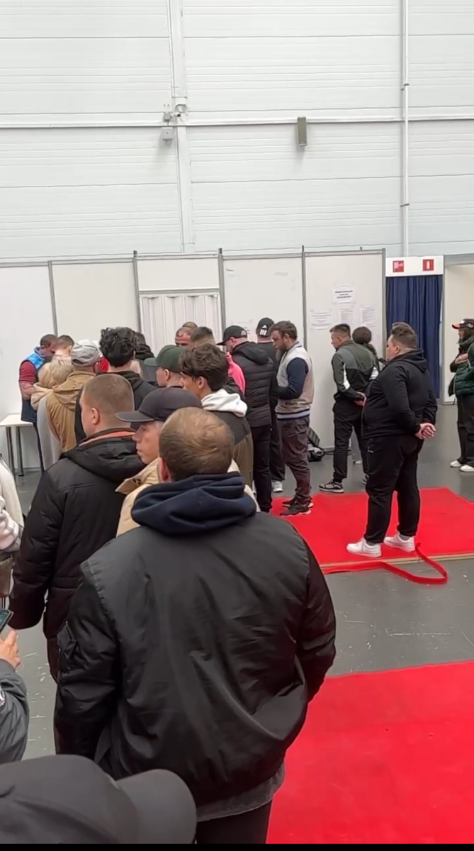 Очередь двигалась очень медленно, в среднем по 10 минут на одного человека.