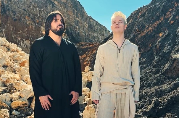 Кадр из клипа "В памяти людей". SHAMAN и SHAMI