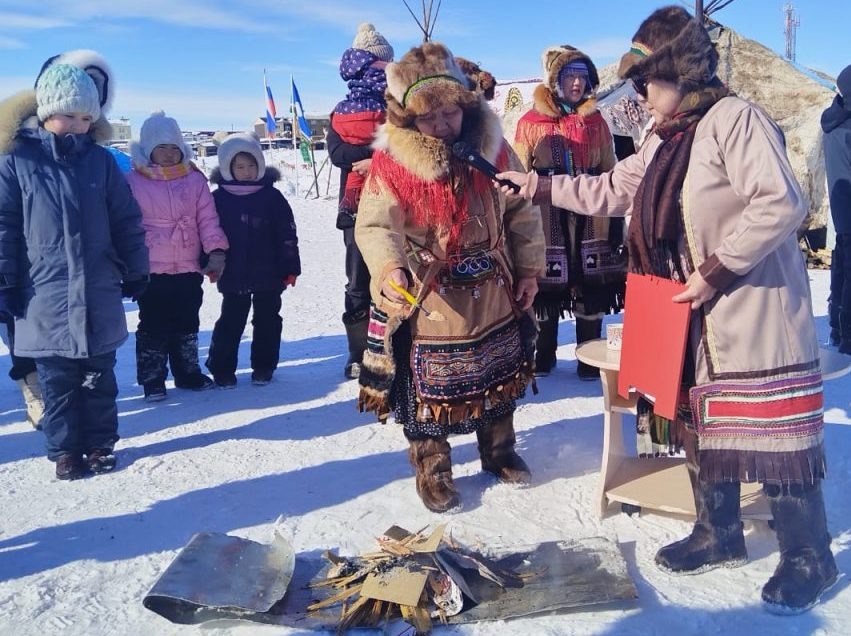 Обряд «кормления огня». Фото предоставлено организаторами. Источник: ilken.ru