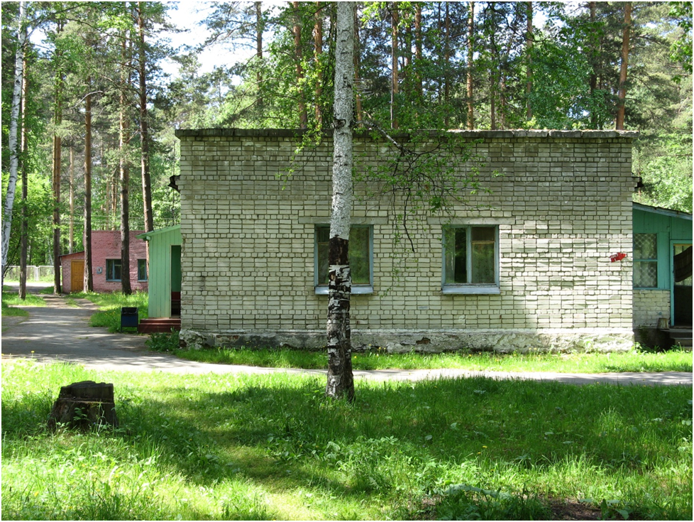 Медпункт пионерского лагеря. Входная дверь - налево за углом. Фото автора.