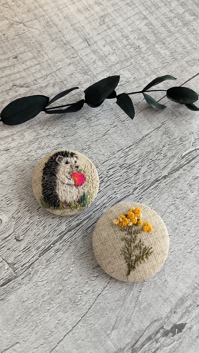 Броши ежик и пижма. 